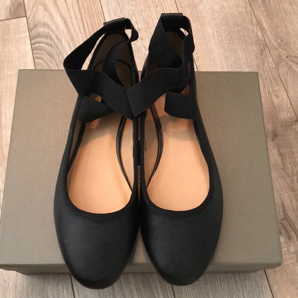 Never been worn Mossimo Flats!